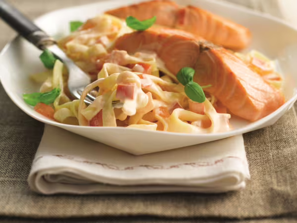 Tagliatelle s lososem a rajčatovou omáčkou s Philadelphií