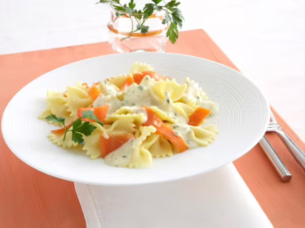 Farfalle s uzeným lososem